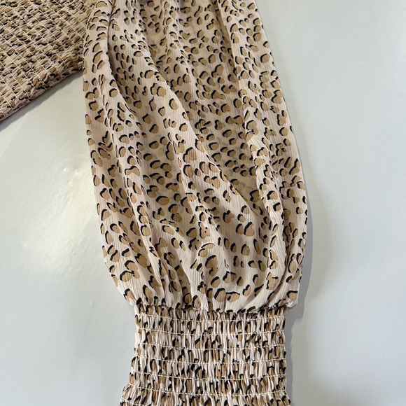 Express women’s size, medium, cheetah, print, shirred puff sleeve blouse - Picture 6 of 10